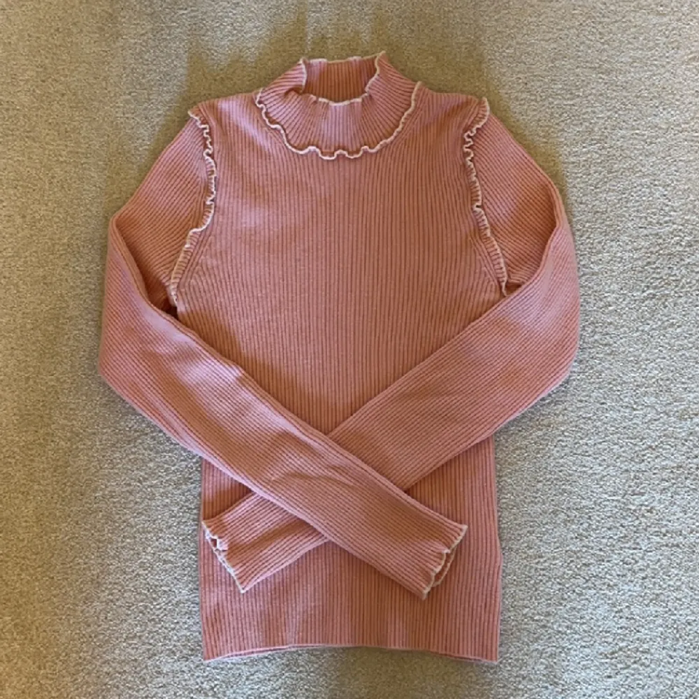 Säljer en jättefin rosa stickad tröja från other stories!! 💕💕storlek xs. Mycket fåtal gånger använd . Tröjor & Koftor.