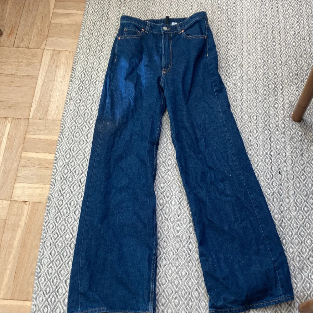 Vanliga basic mörk blå jeans från HM💕 Skriv om du har frågor. Jeans & Byxor.