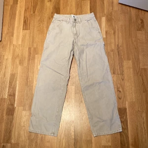 Byxa  - Ljus beige byxa från lager157 Aldrig använd Modell: Labor stl S