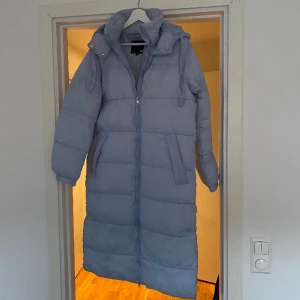 Vinterjacka  - Superskön och snygg vinterjacka från lager157. Köpt för 2 år sedan men har aldrig kommit till användning då jag har en svart också. Jättefin ljusblå färg. Storlek xs, passar även mig som är en S/M