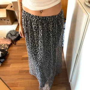 Långkjol - En långkjol i grå leopard. Riktigt najs på sommaren men den behöver en ny ägare!!✨🙏🏻