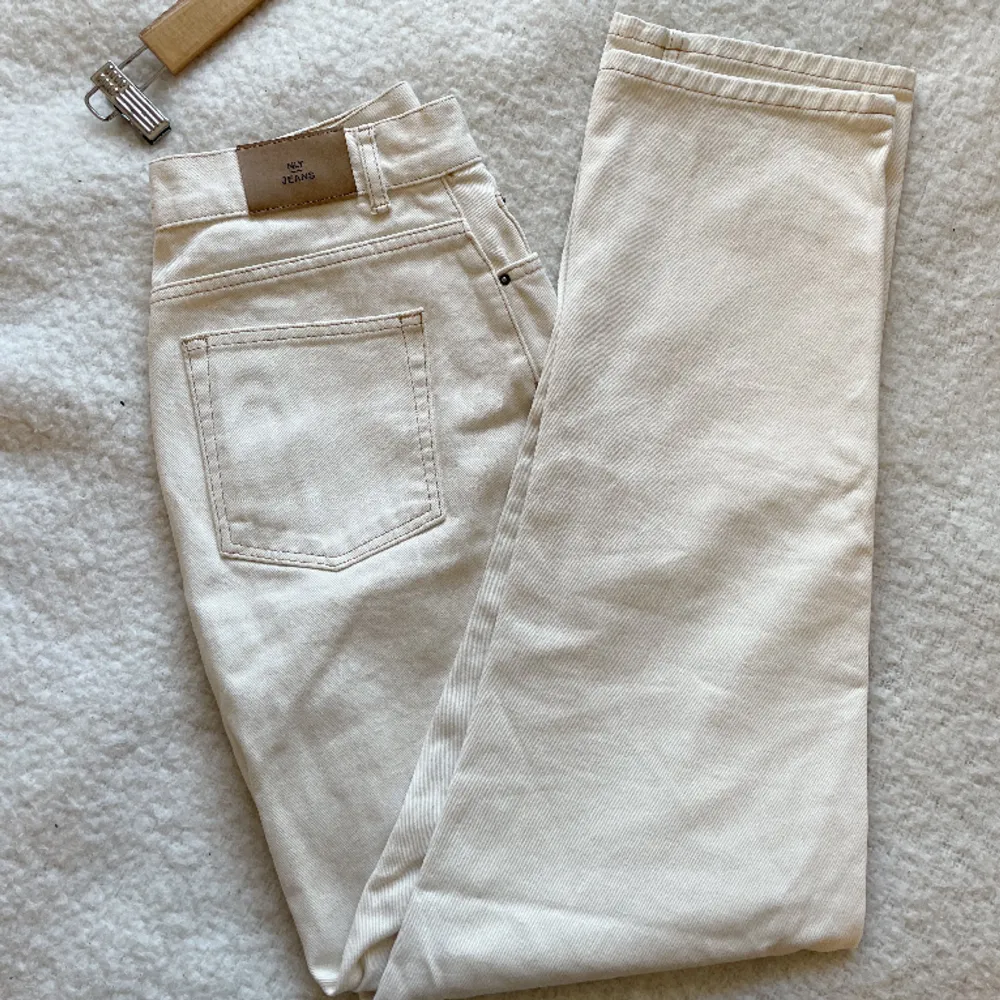 Fina vita/”smutsvita” jeans från NLY | Jeans jag inte använder! Står ingen storlek men brukar vara en S/36/38 samt är 178 lång🤍 bara skriv vid frågor!!. Jeans & Byxor.