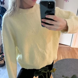 Zara stickad  - Såå fin stickad i drömmig gul färg🥰