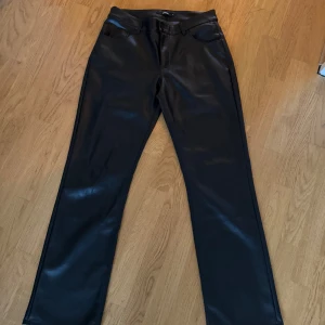 Svarta skinnbyxor  - Svarta skinnbyxor från bikbok. Säljs pga att dem blivit för stora. Passar perfekt i längden på mig som är 175 cm. Helt som nya, använda max 3 gånger.