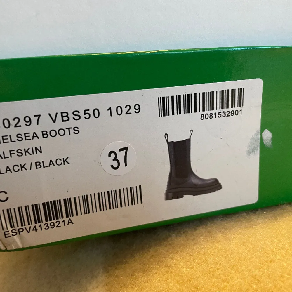 Bottega veneta tire boots i äkta skinn. Köpta på tradera för 3500 kr men kvitto saknas därav lågt pris. Säljes pga används inte. Aldrig använda, helt nya. Storlek 37. . Skor.