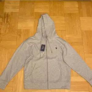 Helt ny Ralph lauren hoodie. Den är äkta med inga flaws på hoodien Den har en perfekt passform. 