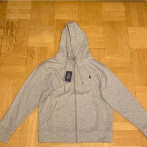 Ralph lauren zip up hoodie - Helt ny Ralph lauren hoodie. Den är äkta med inga flaws på hoodien Den har en perfekt passform. 