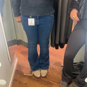 Lågmidjade jeans  - Säljer mina mörkblå jeans från bikbok använt några gånger som inte kommer inte användning längre. Skriv privat om ni vill diskutera priset så löser vi nog det💗