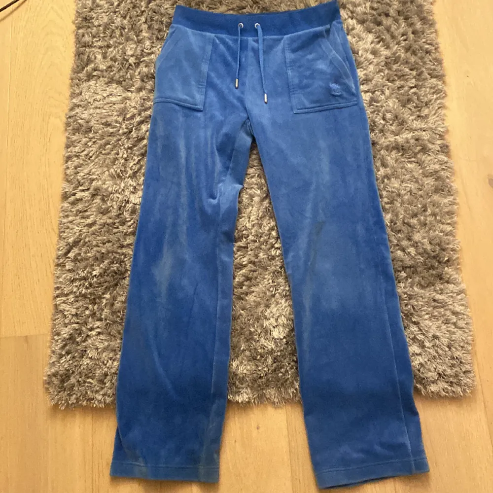 Äkta blåa juicy couture byxor. Köpta för 1200kr. Perfekt skick. Pris kan diskuteras 💕. Jeans & Byxor.