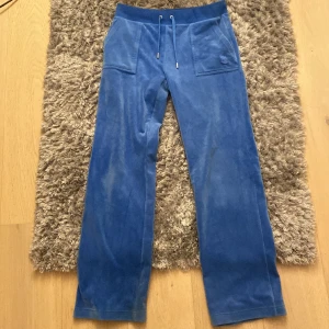Äkta Juicy Couture Byxor - Äkta blåa juicy couture byxor. Köpta för 1200kr. Perfekt skick. Pris kan diskuteras 💕