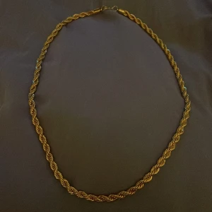 Cordell halsband guld  - Säljer ett Cordell guldhalsband 75cm långt 9mm bredd äkta 18k guldplätterad 