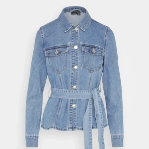 Jeansjacka med bälte - Aldrig använd, storlek M men väldigt liten så passar XS/S. 