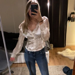 Vit blus - Säljer denna blus som ja inte använder längre. Har i både 38 och 40 men kommer nog vilja sälja den i 40. 