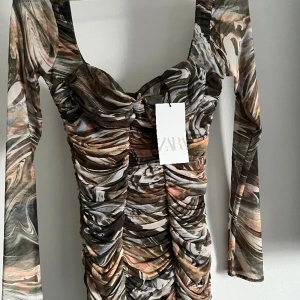 Festklänning zara - Med prislapp på