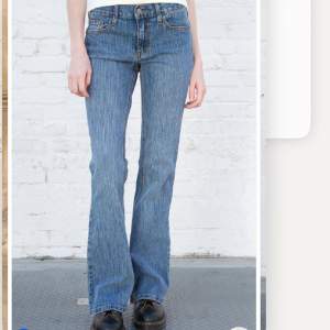 Jeans från brandy Melville i modellen 90’s brielle. Passar inte längre så är i nyskick🌸