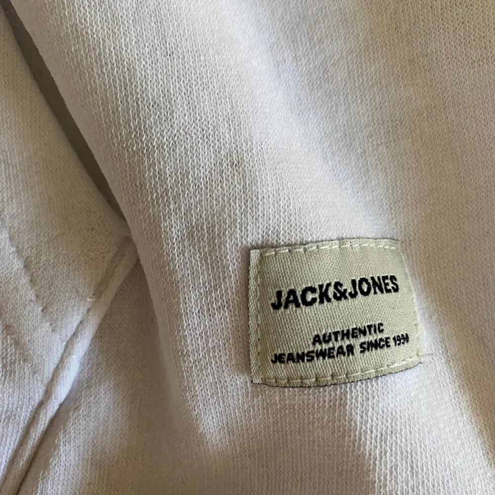 Vit jack & jones hoodie i storlek M utan skdor eller fläckar. Passar 180-190cm personer.. Hoodies.