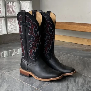 cowboy boots  - Svarta cowboy boots med fräna blå och röda detaljer. Köpa här på plick men endast testade av mig. Är i storlek 37 men jag skulle säga att de passar även lite större. Mycket bra skick, även sköna då de inte är spetsiga i tårna. 
