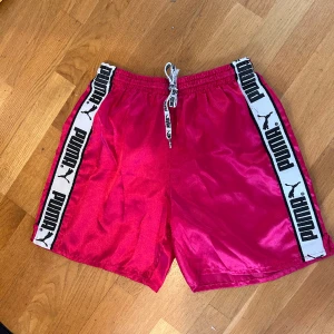 Vintage Puma shorts - Säljer dessa skitsnygga (boxnings) tränings shorts. Väldigt tänjbara så passar de flesta storlekar.