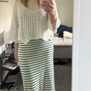 Säljer denna klänningen, grön och vita ränder. Så så fin på sommaren!  Älskar den, men använder den inte så ofta…. Använd kanske 4 gånger fint skick! Nypris runt 599  Mitt pris: 450 