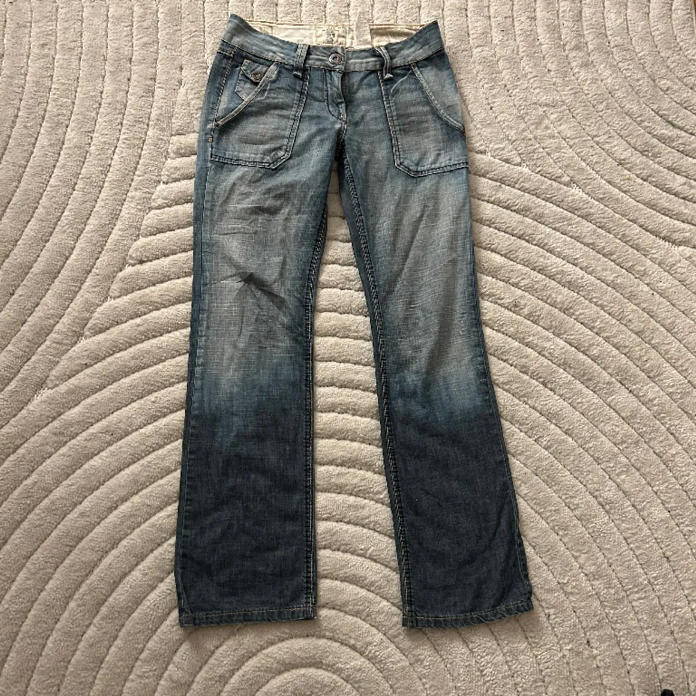 Ett par vintage low waisted jeans! Midjemåttetr 38 och inerbenslängd 80. Byxorna är bootcut🌞. Jeans & Byxor.