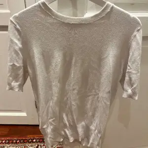En vit stickad kortärmad tröja ifrån zara i storlek M, den är tightare längst ner på tröjan i modellen💓köpt för 349kr, säljer för 200kr