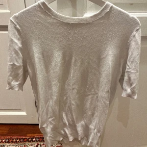 Vit stickad kortärmad tröja  - En vit stickad kortärmad tröja ifrån zara i storlek M, den är tightare längst ner på tröjan i modellen💓köpt för 349kr, säljer för 200kr