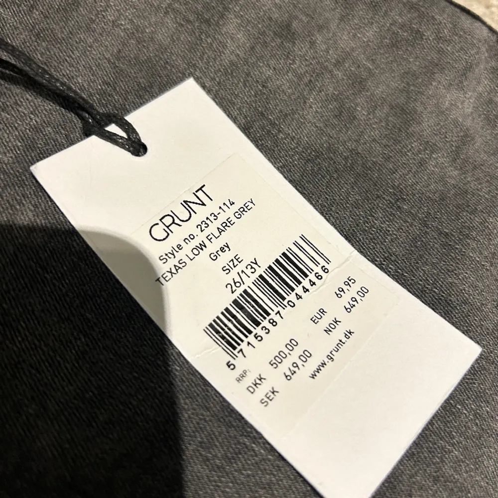 Ett par helt oanvända jeans från Grunt med prislapp kvar. Säljer då dem är för små för mig!! Köpta för 650 kr✨✨. Jeans & Byxor.