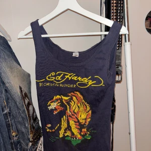 Super coolt edhardy Linne  M - Något stort på mig som bär XS men på ett snyggt sätt. Fint skick trots vintage, säljed pga ont om pengar🙌🏼