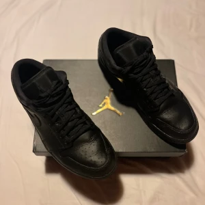 AIR JORDAN 1 LOW - Säljer mina Jordan skor då dom inte kommer till någon användning endast använda två gånger så dom är som nya!! Priset kan absolut diskuteras vid snabb affär!! 
