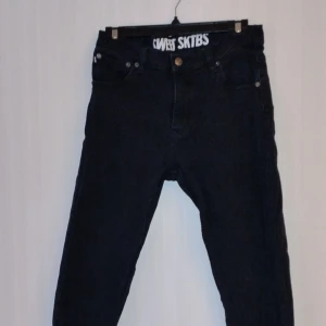 Svarta jeans med stretch - Fina svarta strech jeans skönt material. Bara testad.