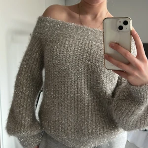 Off-shoulder stickad tröja - Super fin stickad tröja med silver i!