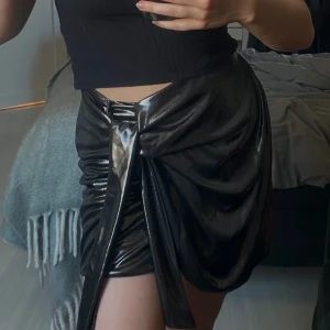 Glansig kjol - Metallisk silverkjol från Zara, strl M men ganska uttöjd i midjan så kan även luta mot en storlek L✨