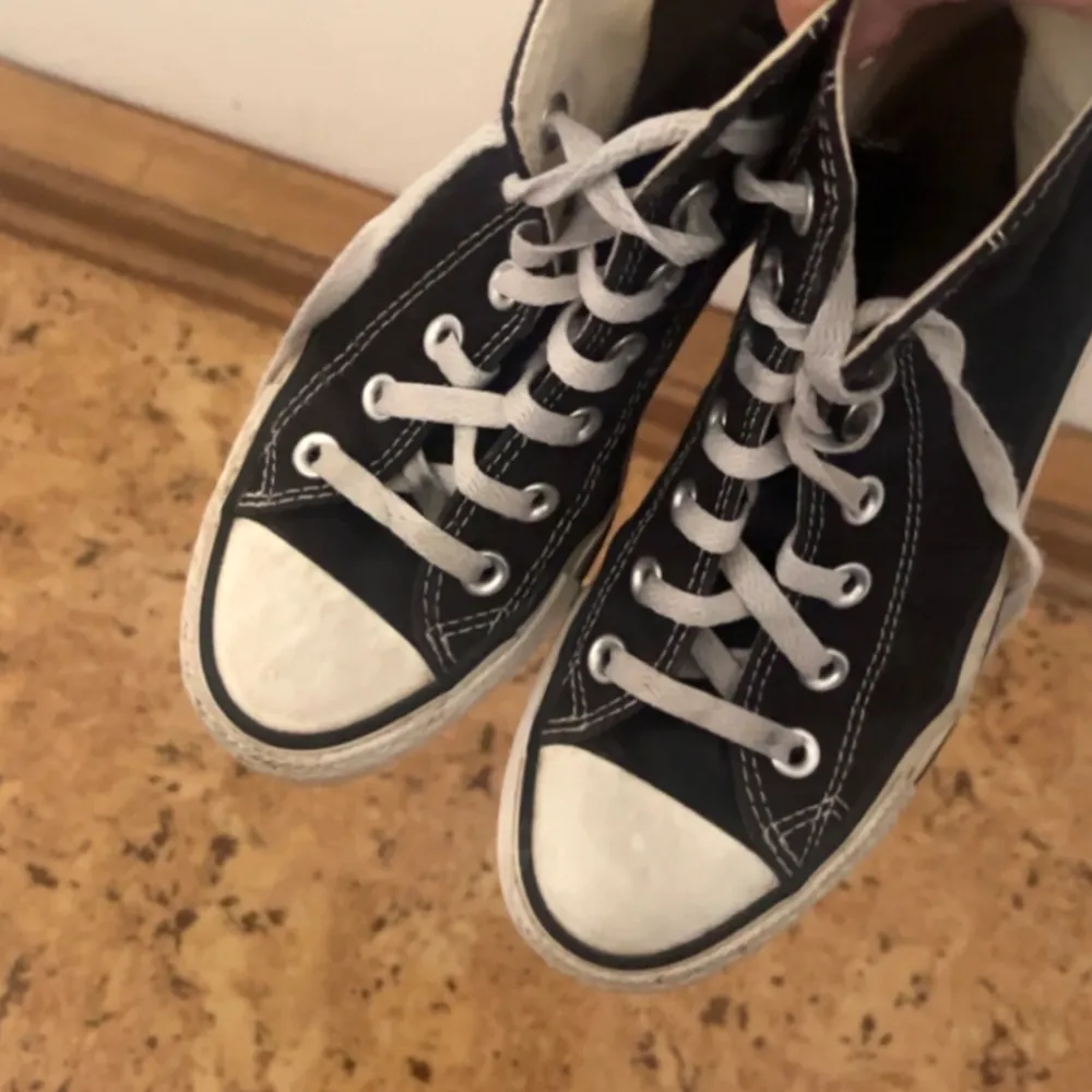 Säljer dessa svarta Converse som inte kommer till användning längre. Skor.