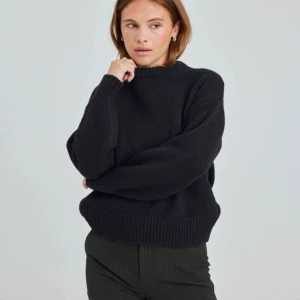 Svart stickad tröja  - Jätteskön svart stickad tröja, lite nopprig 