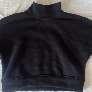 En svart långärmad magtröja från Lindex. Storlek XS Har använt tröjan några gånger. 