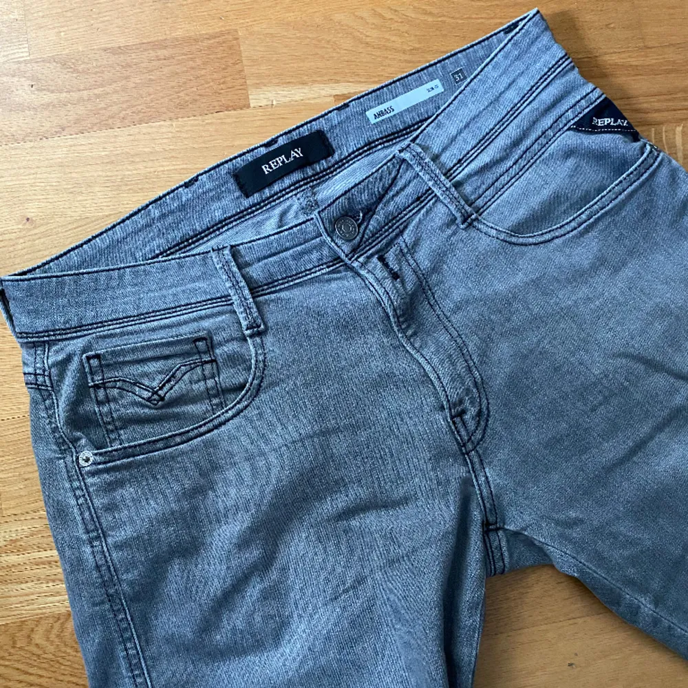 Säljer ett par Replay jeans i den eftertraktade modellen ”Anbass”. Nypris: 1800 Mitt pris: 499. Hör av er vid intresse!. Jeans & Byxor.