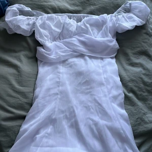 Studentklänning - Perfekt studentklänning. Använd 1 gång från lucyinthesky nypris 700