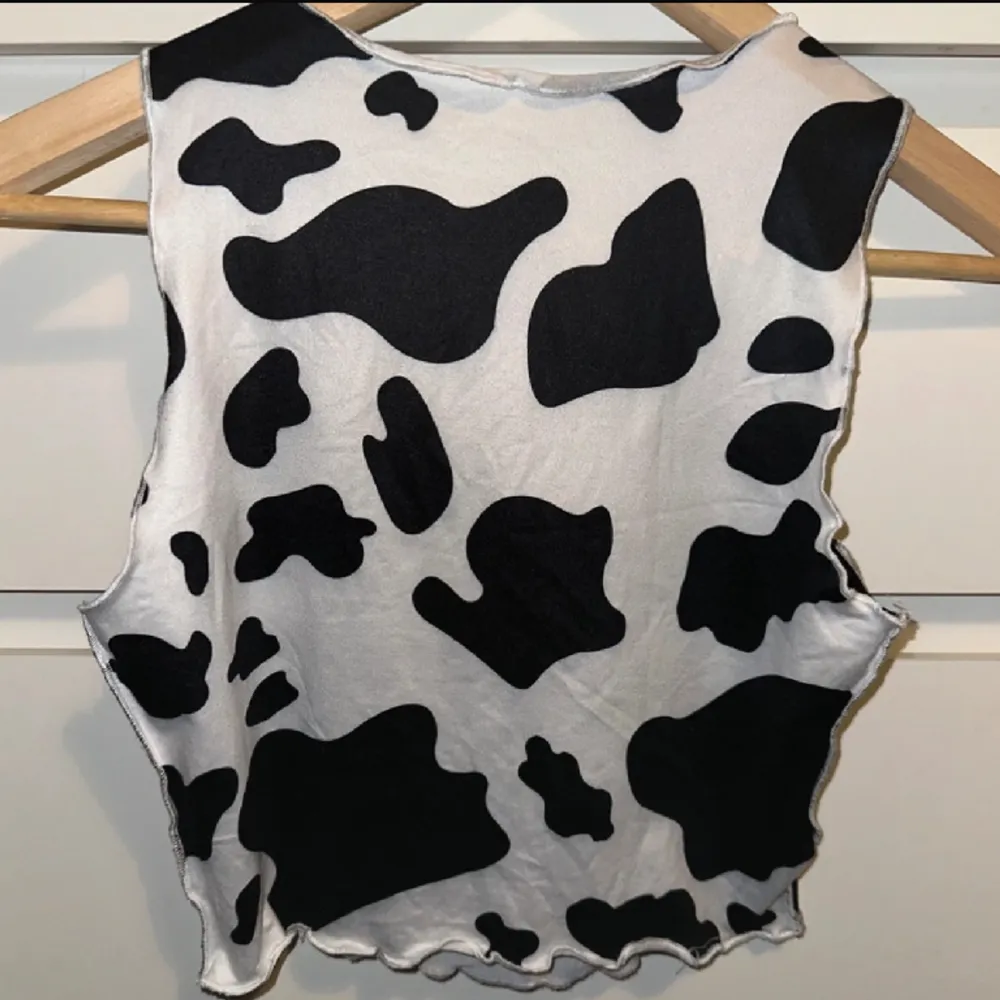 The cutest cow top! I would keep it if it still fit. Curly lettuce edges and contrast stitching. Excellent gently used condition. No holes, fuzz, pulling, tears, rips, stains, snags, fading, shrinkage. Smoke/pet free storage space. Will gladly take p. Toppar.