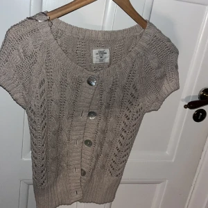 Kofta  - Super fin stickad kortärmad kofta i bra skick . skriv för fler bilder . 