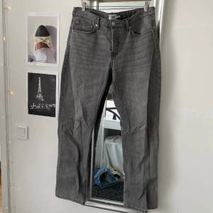 Gråa raka jeans med medelhög midja från lager 157, modellen ”ICON” 🤍 jag är 170cm lång. Använda ett fåtal gånger så de är som nya