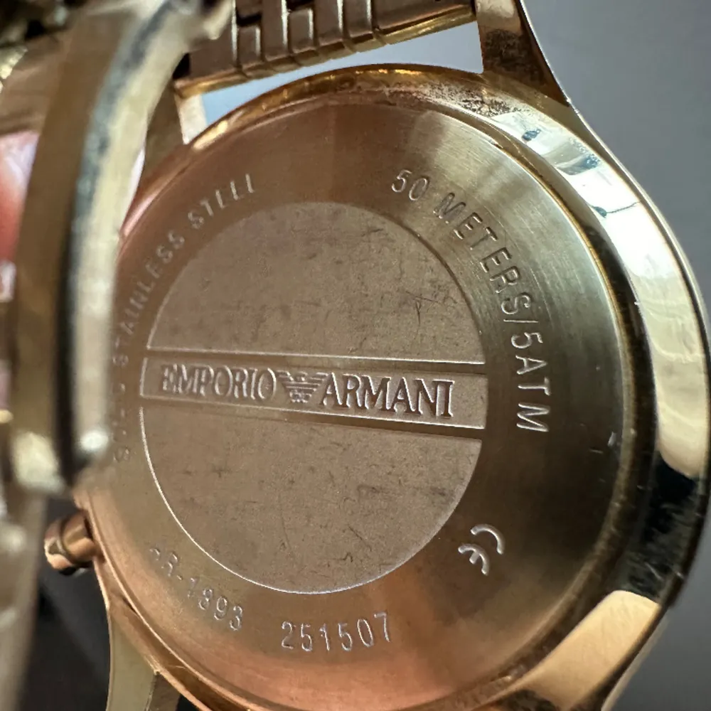 Säljer nu min Emporio Armani-klocka då den inte används längre. Köpt för 1960kr men säljer den nu för 800kr. Den är i bra skick, dock med några mindre repor pga vanlig användning. Batteribyte behövs men görs för 100kr hos närmsta klockbutik.. Accessoarer.