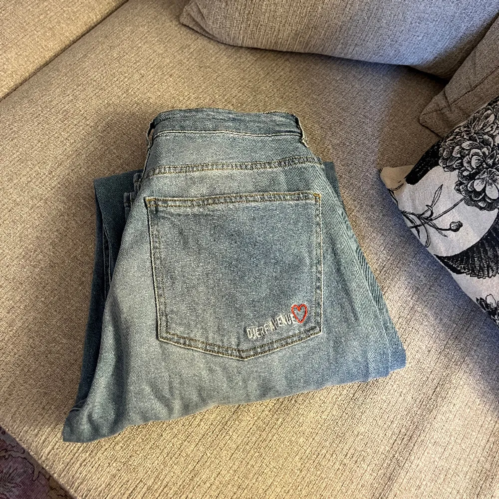 Djerf avenue straight jeans i midblue, storlek 28 och regular i längden. Sparsamt använda så dom är i fint skick.. Jeans & Byxor.
