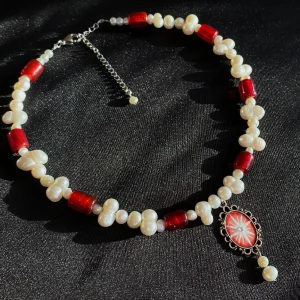 Halsband - Halsband gjort av glaspärlor & sötvattenspärlor, med en handmålad berlock❤️✨ reglerbar längd 38-44.5cm Kika in min instagram @flyingladybugz för mer smycken💗🐞