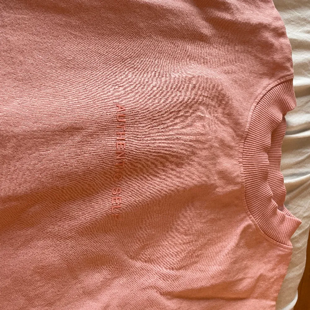 Rosa oversized tröja som är jättesnygg men har inte kommit till användning tyvärr. Det är en liten text på bröstet (man ser mer på bild 2 & 3) . T-shirts.