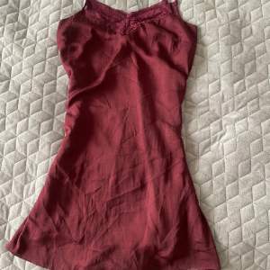 Röd kläning nyligen köppt ifrån anan plik säljare :) säljer vidare då den inte passade mig.  Kläningen är alldrig använd och i gott skick med lappar kvar. 