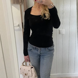 Långärmad tröja! Intimissimi DUPE - Säljer min fina och nästan oanvända långärmade tröja. Tight passform och perfekt till lågmidjade jeans❣️