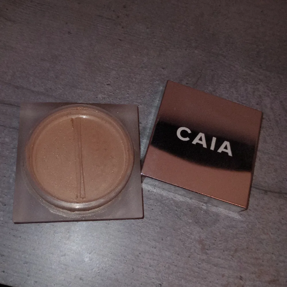 Ett loose setting powder från Caia! Det ger ett fint glow och är jättebra men tyvärr för mörkt för mig! Färgen chocolate glow! Köpt för 300.. Accessoarer.