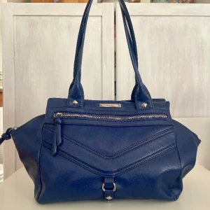 Handväska  - Så cool blå handväska med nitdetaljer💓