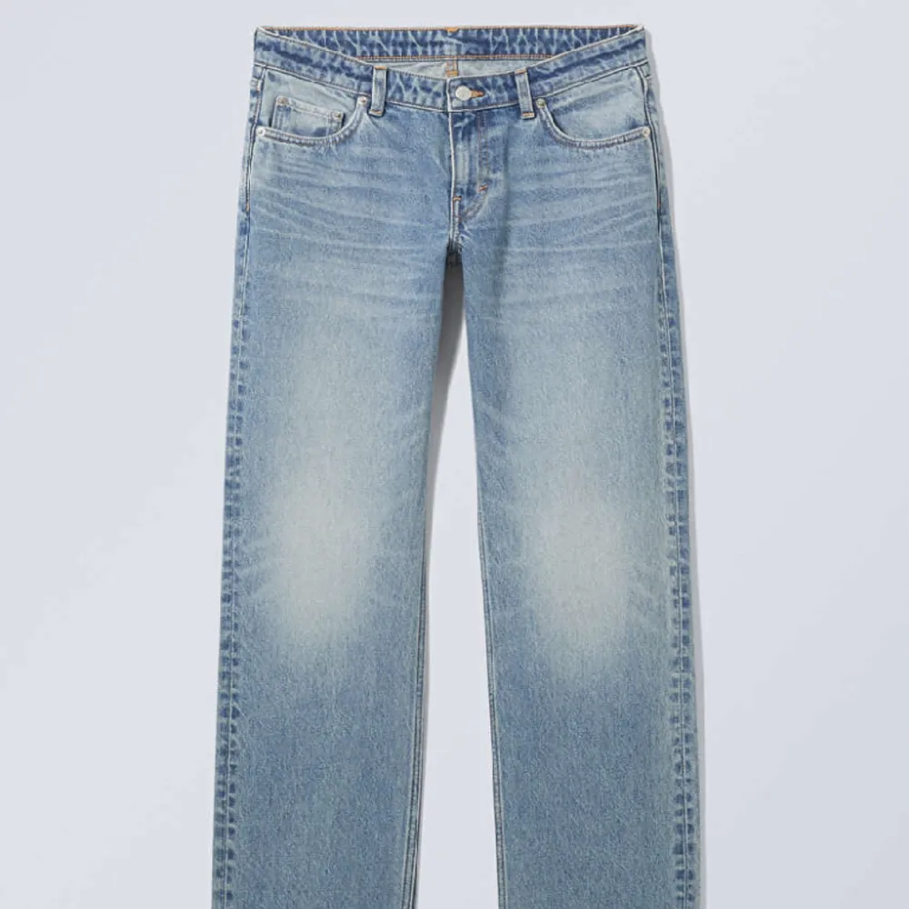 Jätte fina ljusa jeans från weekday i ny skick!! Modellen är ARROW, low waist  Ny pris är 590 och säljer för 250!💗. Jeans & Byxor.