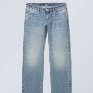 Weekday jeans  - Jätte fina ljusa jeans från weekday i ny skick!! Modellen är ARROW, low waist  Ny pris är 590 och säljer för 250!💗